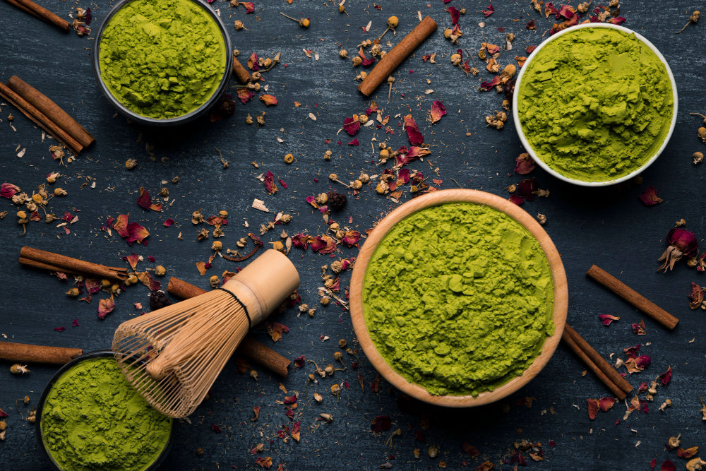 Grünes Kratom Pulver in vier Schalen. Kratom kaufen.