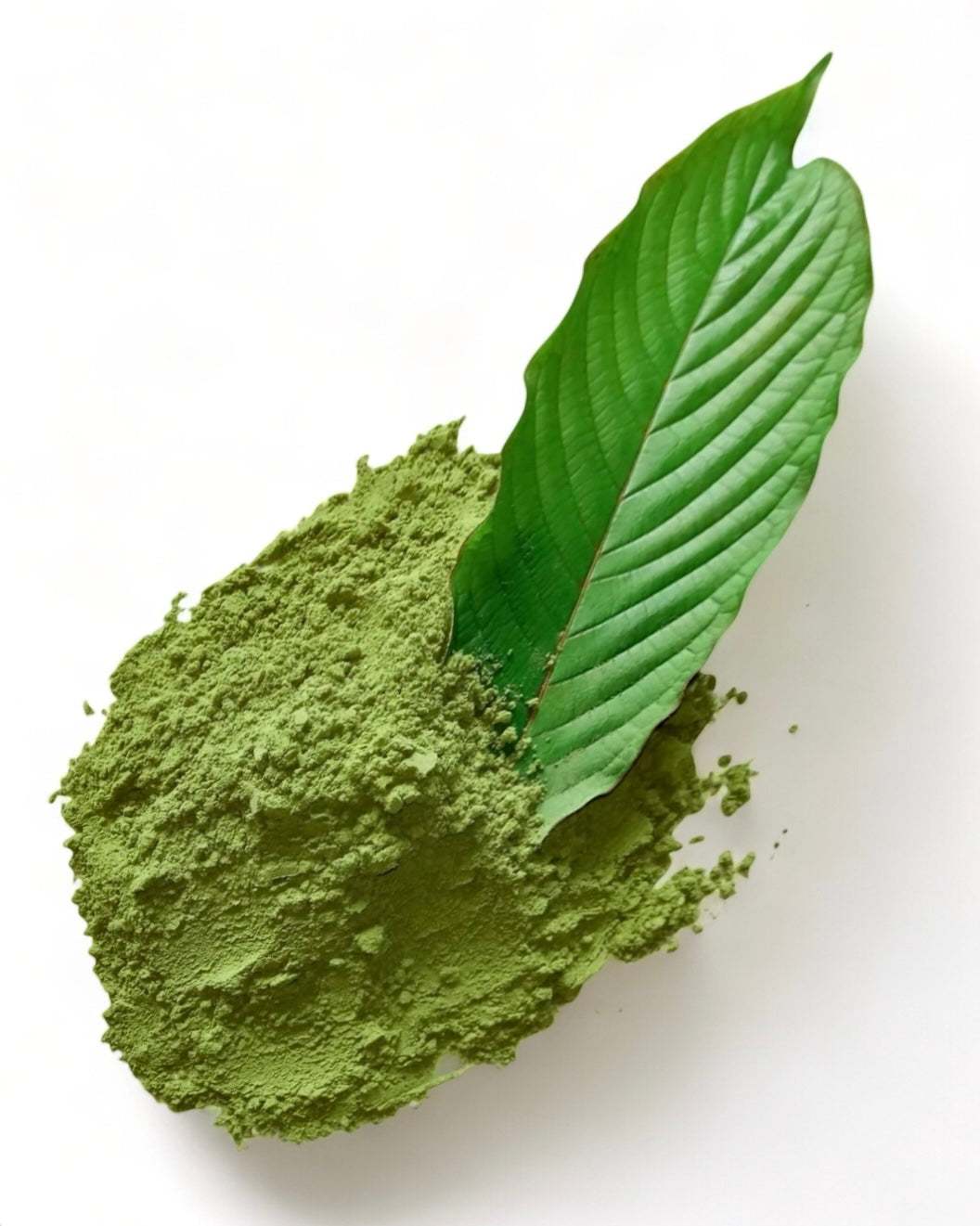 Grünes Kratom Pulver mit einem Kratom Blatt