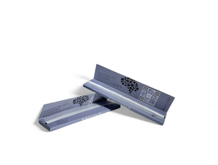 Zwei hellblaue Brain Chill Slim Size Blättchen mit Slogan, passend zum Kratom kaufen.