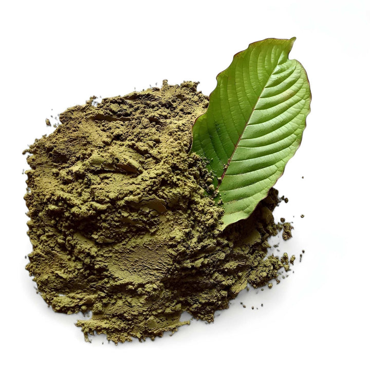 Rotes Kratom Pulver mit Kratomblatt